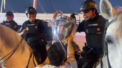 کارواخال و عکس گرفتن با پدرش که یکی از پلیس ها در جشن قهرمانی رئال مادرید بود