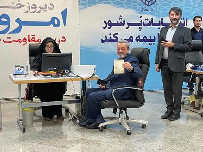 نام نویسی وزیر کشاورزی احمدی نژاد در انتخابات ریاست جمهوری