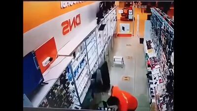 فیلم ضبط شده از دوربین مدار بسته در مغازه از بد شانس مطلق