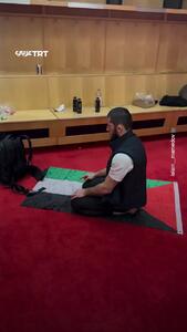 (ویدئو) لحظه اقامه نماز توسط قهرمان هنرهای رزمی روی پرچم فلسطین