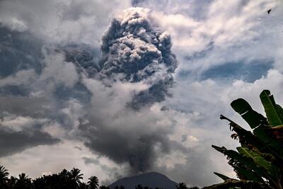 (ویدیو) فوران وحشتناک آتشفشان کوه اندونزی