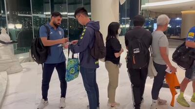 صف هنگ کنگی‌ها برای امضا گرفتن از بازیکنان تیم ملی پس از پایان تمرین
