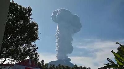 فوران ۷ هزار متری آتشفشان ایبو در اندونزی! | ویدئو
