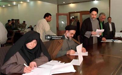 لحظه ثبت نام سیدمحمد خاتمی در انتخابات 1380 + عکس