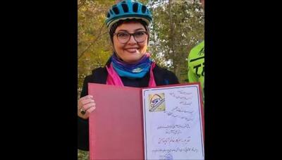 تصاویر جوان پسند آناهیتا همتی در روز جهانی دوچرخه سواری / دوچرخه سواری خانم بازیگر در اطراف زاینده روز اصفهان