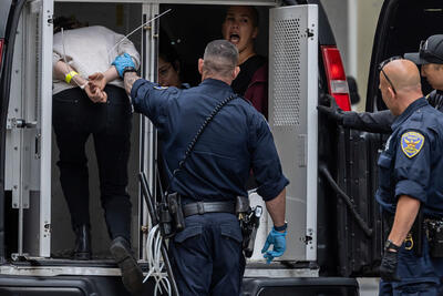 پلیس سانفرانسیسکو 70 نفر را به دلیل امتناع از خروج از کنسولگری اسرائیل بازداشت کرد + تصاویر | خبرگزاری بین المللی شفقنا