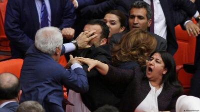 نمایندگان پارلمان ترکیه به جان هم افتادند