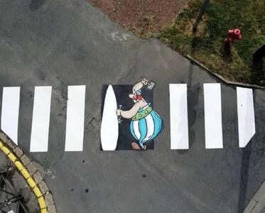 یک هنرمند عناصر داخل خیابان ها را به یک شاهکار خنده دار هنری تبدیل می کند !