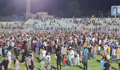 ببینید / جشن صعود به لیگ برتر هواداران تیم خیبر با حضور در زمین چمن استادیوم تختی خرم‌آباد