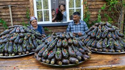 (ویدئو) فرآیند درست کردن ترشی بادمجان شکم پر به روش بانوی روستایی آذربایجانی