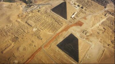 کشف یک سازه مخفی زیر گورستان مجاور هرم بزرگ جیزه مصر