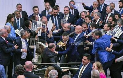 (ویدئو) درگیری نمایندگان پارلمان ترکیه