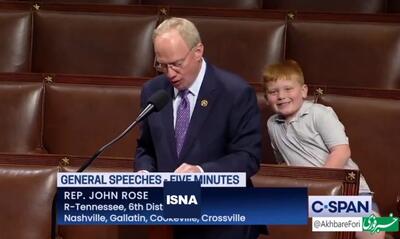 شیطنت پسر خردسال نماینده کنگره آمریکا هنگام سخنرانی پدرش/ ویدئو