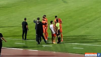 اعتراض بازیکنان سایپا به پنالتی علیه آن ها - پارس فوتبال | خبرگزاری فوتبال ایران | ParsFootball