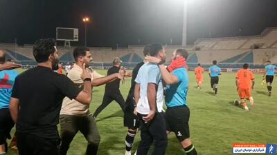 جنجال در لیگ یک؛ کمک‌داور تهدید شد و کتک خورد - پارس فوتبال | خبرگزاری فوتبال ایران | ParsFootball