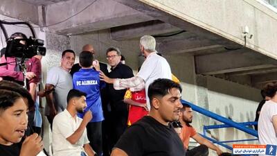 هجوم هواداران تیم دریا برای سلفی با گزارشگر فوتبال - پارس فوتبال | خبرگزاری فوتبال ایران | ParsFootball