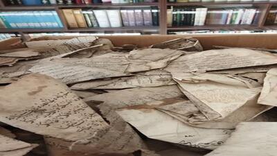بلاتکلیفی کتاب‌های قدیمی کشف شده در امامزاده محمد (ع) تفرش + تصاویر