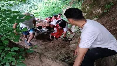 عملیات نجات مصدوم از آبشار شیر آباد