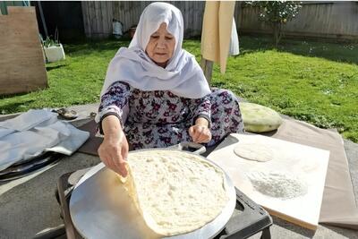 پخت دیدنی نان لواش سنتی به روش یک مادربزرگ روستایی تاجیکستانی (فیلم)