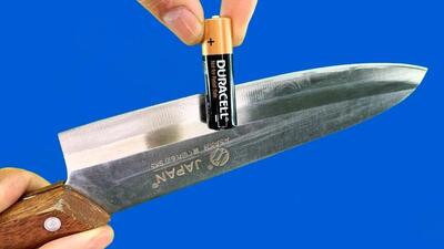 روشی متفاوت برای تیز کردن چاقوی کند با کمک باتری قلمی (فیلم)