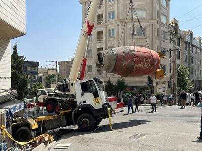برخورد کامیون میکسر با ساختمان مسکونی در پونک تهران (+عکس)
