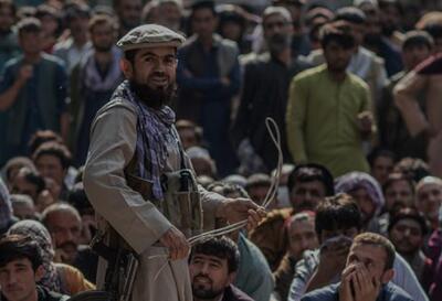 وحشی‌گری طالبان؛ شلاق بر سر زنان و مردان افغانستان