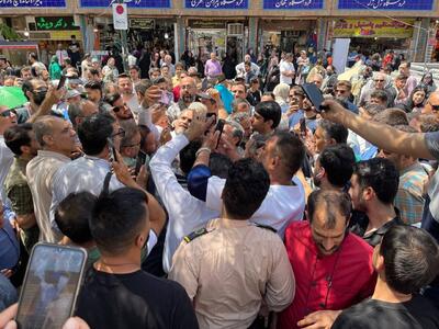 عکس / حضور احمدی‌نژاد در بازار تهران پس از ثبت‌نام در انتخابات