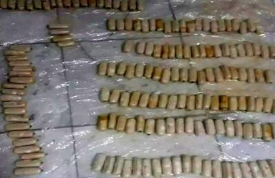 بلعیدن ۱۶۵ بسته مواد مخدر توسط یک قاچاقچی
