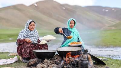 (ویدئو) پخت غذا با قارچ وحشی و سیب زمینی به سبک دو بانوی عشایر افغان