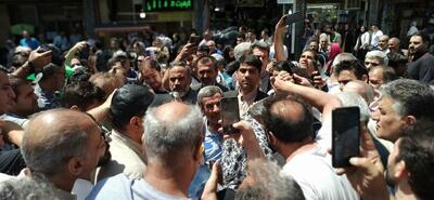 ببینید | فیلمی عجیب از محمود احمدی‌نژاد در بازار تهران؛ گرفتار شدن آقای کاندیدا در میان مردم!