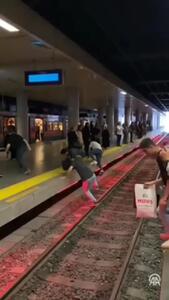 رفتار عجیب و خطرناک مسافران در متروی ترکیه + فیلم