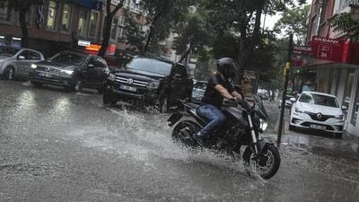 ببینید | آبگرفتگی معابر و کندی تردد در پی بارش باران در ترکیه