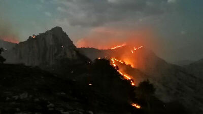تداوم آتش‌سوزی‌ در ارتفاعات جوانرود/تلاش برای مهار آتش ادامه دارد