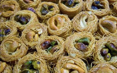 غذای خیابانی در عراق؛ پخت شیرینی‌های پرطرفدار در اربیل (فیلم)