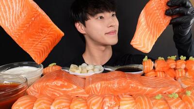 ببین این آقای مشهور کره ای چجوری با صدا یک عالمه ماهی سالمون خام میخوره!