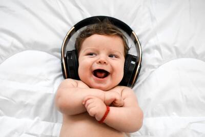 آیا موسیقی واقعا به کاهش گریه نوزادان نارس کمک می‌کند؟