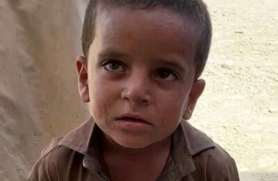 (ویدئو) کودکان پابرهنه در روستای خلیج آباد سیستان