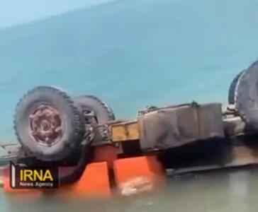 تصاویر تازه از سقوط کامیون به دریا در اسکله کشتی‌سازی کوهین استان هرمزگان