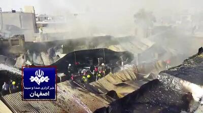 اولین تصاویر از آتش‌سوزی انبار لوازم خانگی در اصفهان