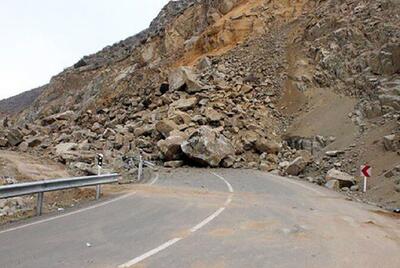 سقوط خسارت‌بار سنگ در جاده چالوس
