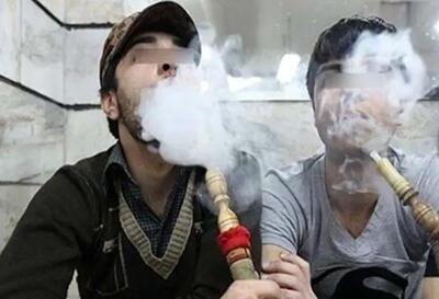 عکس/ خلاقیت خنده دار پدر ایرانی در استفاده همزمان از سیگار و قلیان حماسه ساز شد!