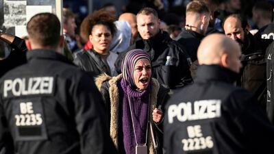 اعتراض حامیان فلسطین به صدراعظم آلمان در جریان سخنرانی انتخاباتی