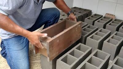 نحوه درست کردن بلوک سیمانی در خانه با کمک قالب ساده (فیلم)