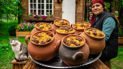 (ویدئو) پخت پلو گوشت در دیگ سفالی به سبک بانوی روستایی آذربایجانی