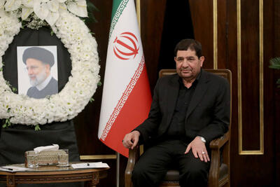 تصویری جالب از شهید رئیسی در خانه اش ؛ دیدار مخبر با خانواده رئیس جمهور فقید