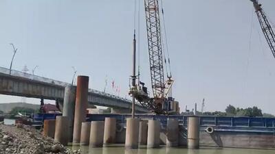 آغاز نصب پایه‌های فلزی پل شهدای خدمت در خرمشهر