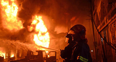 ببینید | آتش‌سوزی تعمیرگاه خودروهای سواری در ایلام