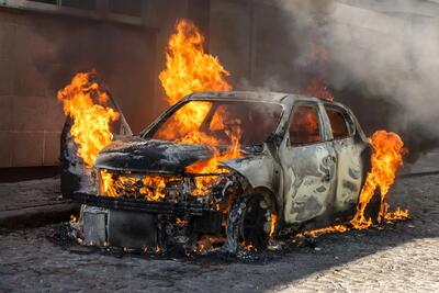 آتش گرفتن خودروها بر اثر گرمای هوا +‌ فیلم