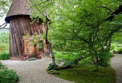 معماری خلاقانه؛ کلبه چوبی استوانه ای شکل وسط جنگل که از بس خاص جون میده واسه ماه عسل