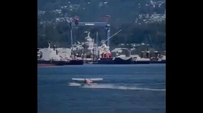 برخورد هواپیمای دریایی با یک قایق در ونکوور کانادا (فیلم)